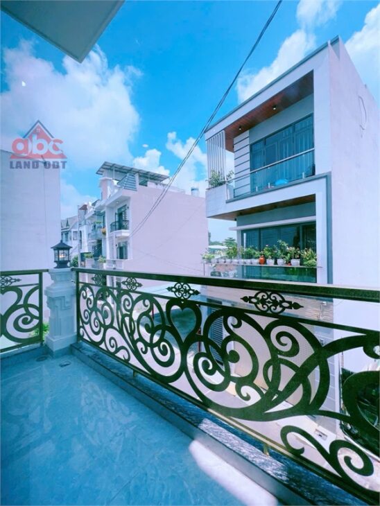 NP142 nhà phố thiết kế Châu Âu, 1 trệt 2 lầu, pháp lý sổ riêng hoàn công đầy đủ