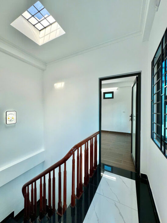 CẦN BÁN NHANH NHÀ NGỌC THỤY 40M 5 TẦNG GIÁ 5TY8 LH;0967003186