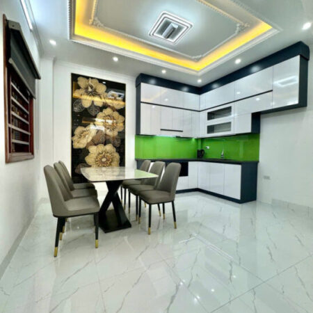 CẦN BÁN NHANH NHÀ NGỌC THỤY 40M 5 TẦNG GIÁ 5TY8 LH;0967003186