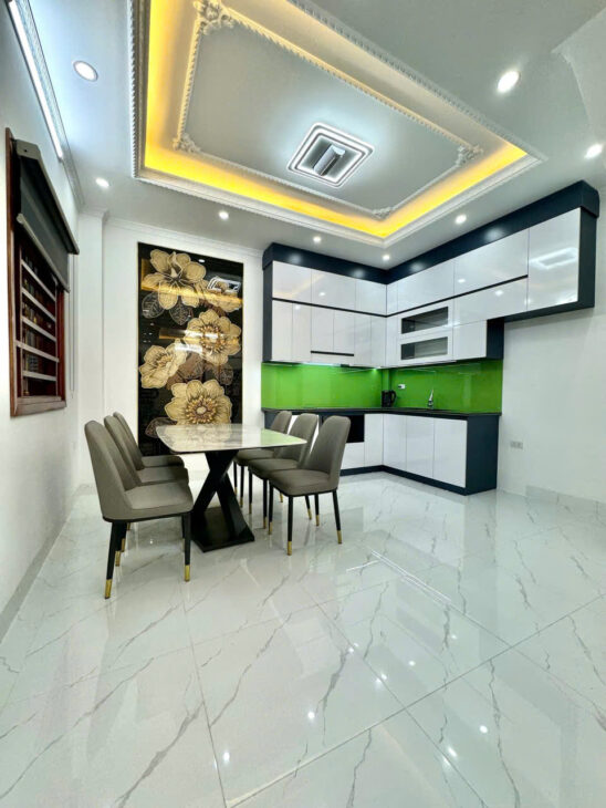CẦN BÁN NHANH NHÀ NGỌC THỤY 40M 5 TẦNG GIÁ 5TY8 LH;0967003186