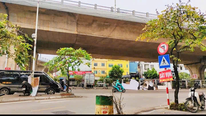 NHÀ ĐẸP LONG BIÊN 5 TẦNG, 3 NGỦ, NGÕ NÔNG – GẦN PHỐ – Ô TÔ ĐỖ TRONG CỔNG – GẦN CẦU VĨNH TUY, SIÊU