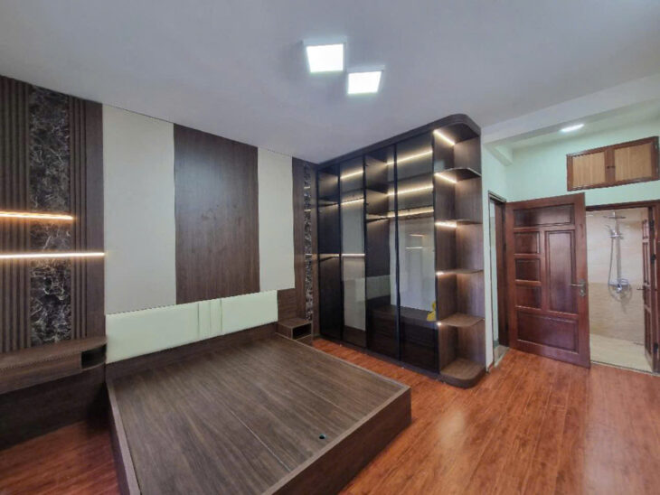 CHỦ NHÀ CẦN BÁN GẤP CĂN NHÀ TẠI NGỌC THUỴ LONG BIÊN. 30M, 5 TẦNG, MẶT TIỀN 4,1M. GIÁ NHỈNH 5