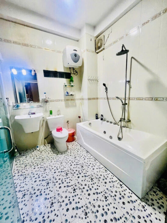 Biệt Thự Quận 2, 131m2 x 4 tầng kiêng cố, ngang Siêu Khủng7m, Q2, Giá 7y nhỉnh.