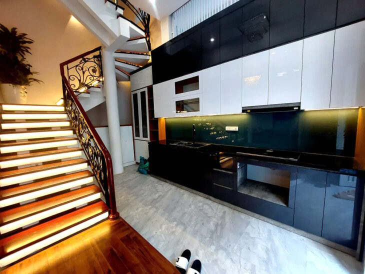 NHÀ MỚI- ĐẸP- KINH DOANH- Ô TÔ QUA PHỐ VIP BỒ ĐỀ 35M2, 5 TẦNG, 8.1 TỶ. LONG BIÊN.