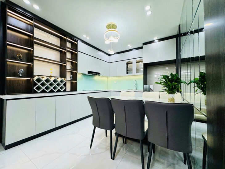 CẦN BÁN GẤP -HOÀNG VĂN THÁI – 38M*5T – PHÂN LÔ QUÂN ĐỘI – Ô TÔ ĐỖ CỔNG- XEM LÀ ƯNG-SĐCC- Ở LUÔN