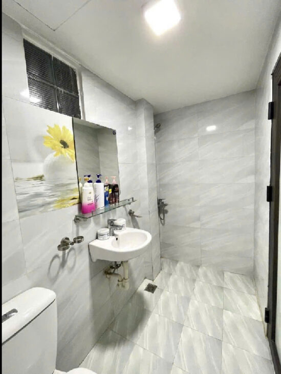 HIẾM -NHÀ 5 TẦNG SÁT CHỢ NGỌC THỤY – 10M RA ÔTÔ TRÁNH -GIÁ 6 TỶ9 FULL NỘI THẤT – KHU VỰC NHIỀU