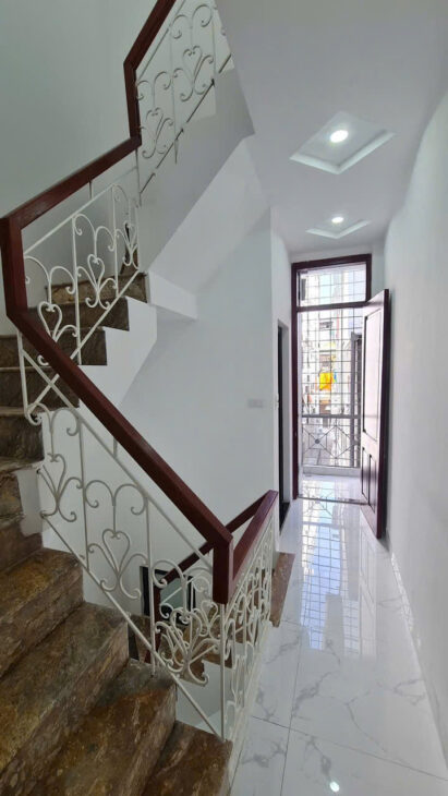 NHỎ TIỀN-PHỐ VIP-TT Q. HAI BÀ TRƯNG- NHÀ 4 tầng- HƠN 5 tỷ- NGÕ THÔNG-KINH DOANH NHỎ- Ô TÔ GẦN- Ở