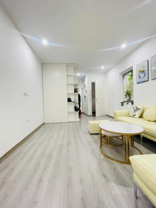 Bán gấp tập thể Hồ Tùng Mậu, tầng 3 nhà đẹp sẵn ở ngay, 3 ngủ, nội thất xịn, ô tô đỗ chân cầu thang