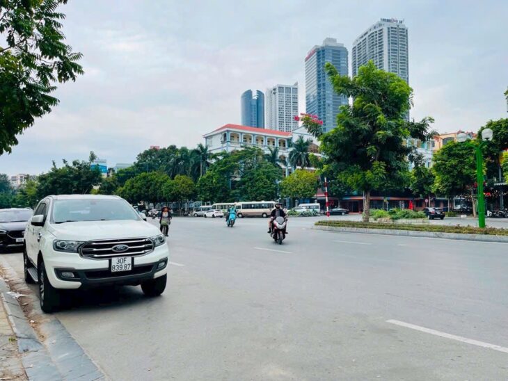 BÁN NHÀ HIẾM ĐƯỜNG NGUYỄN VĂN HUYÊN – DT 66M2 X 5 TẦNG – MẶT TIỀN 4M – GIÁ 19 TỶ TL