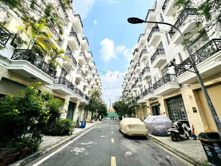 ????Nhà 5 tầng đường THẠNH LỘC 44, phường THẠNH LỘC, Q12, dt 65m2 (4mx17m). Hẻm Ôtô 10m. Giá 5,xTỷ