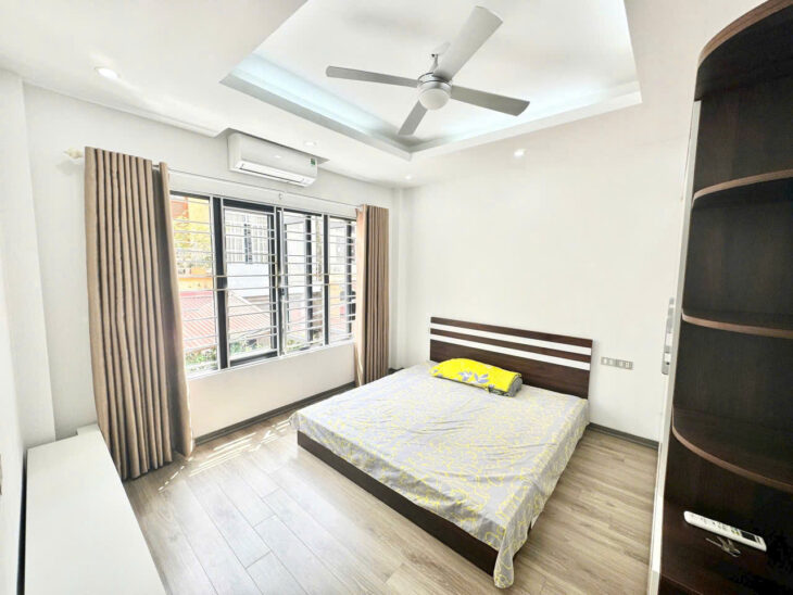 Kẹt tiền nên chính chủ bán nhà Nguyễn Văn Cừ, gần trường tiểu học Gia Thuỵ, ô tô qua, 47m2, 10.7 tỷ