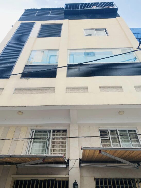 Bán gấp nhà HÒA HẢO, 5 phòng, hẻm xe hơi, 7.8 tỷ.