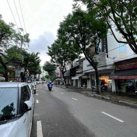 Nhà 2 mặt phố đẹp, nhiều tiện ích tại Hoàng Diệu, 21,8 tỷ, 89m2