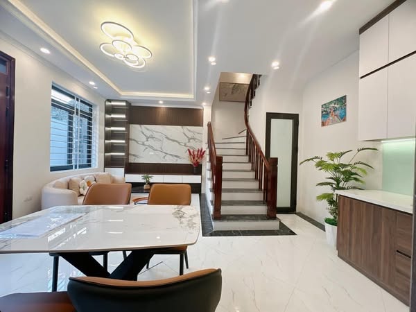 BÁN NHÀ ĐẸP VIỆT HƯNG- LONG BIỂN. DIỆN TÍNH 45M, 5 TẦNG, MẶT TIỀN RỘNG. 2 THOÁNG. ĐẦY ĐỦ NỘI THẤT,