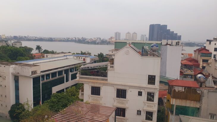 Bán tòa văn phòng Lạc Long Quân, DT140m2, 9 tầng, MT8m, đường ôtô tránh đỗ ngày đêm, vỉa hè 2 bên