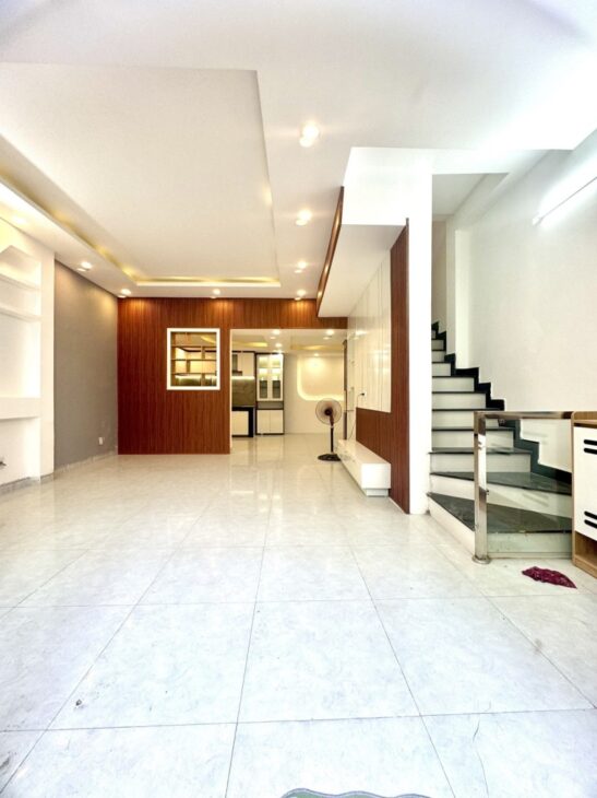 ► Nhà Kiệt nhựa 4m, Hùng Vương, 68m2, ngang 5.5m, 2.5 tầng cứng đẹp, 3PN, sân thượng chill, ở ngay,