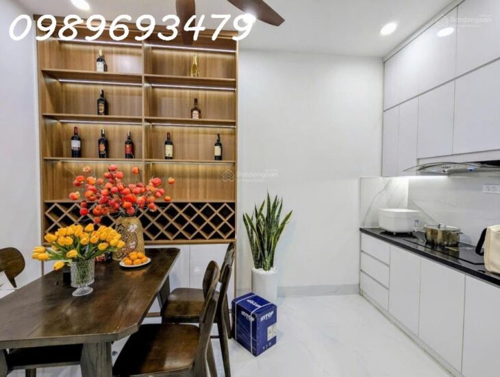 Nhà đẹp Hoàng Cầu, Đống Đa gara ô tô 43m2/48m2 T2 cao 4 tầng MT 4m giá 11.6 tỷ.