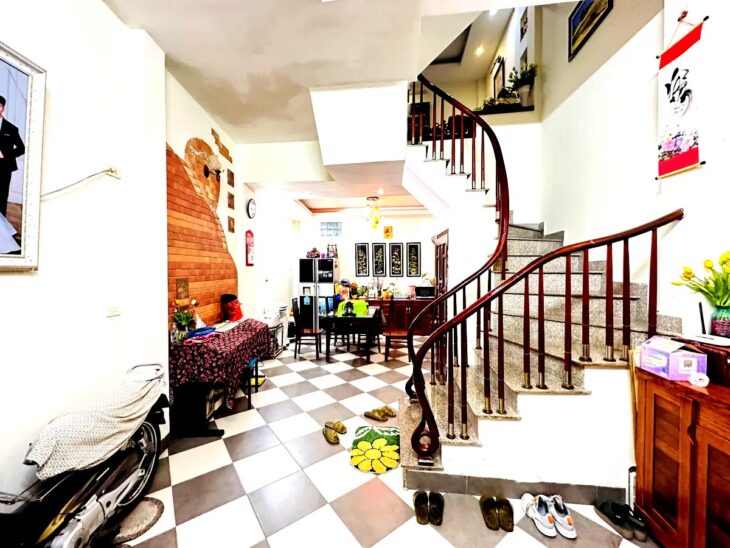 Gấp bán nhà Nguyễn Ngọc Vũ, Cầu Giấy diện tích 42m2, mặt tiền 4.5m, ngõ to gần phố.