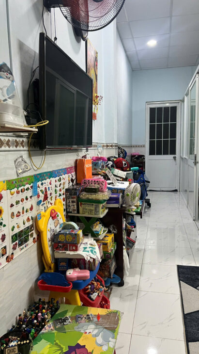 Nhà chính chủ, vừa sửa sang đẹp đẽ nhưng chuẩn bị đi Mỹ định cư nên cần bán