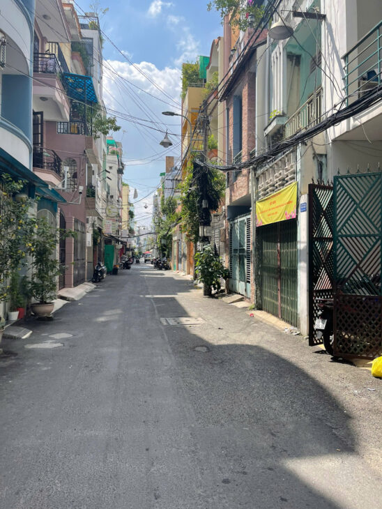 Phan Văn Trị, P11, Quận Bình Thạnh. Nhà mới, HXH, ngang 4,7m, gần mặt tiền, chỉ 5.7 tỷ.