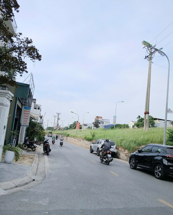 HIẾM – CHỈ NHỈNH 5 TỶ CÓ NGAY NHÀ ĐẸP – NGỌC THUỴ – LONG BIÊN – 40M x 5 TẦNG VỊ TRÍ ĐẸP – NGÕ TO