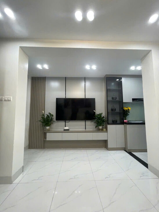 NHÀ MỚI KHƯƠNG TRUNG – GẦN Ô TÔ – FULL NỘI THẤT – GẦN CHỢ, TRƯỜNG CÁC CẤP, GIAO THÔNG THUẬN TIỆN –