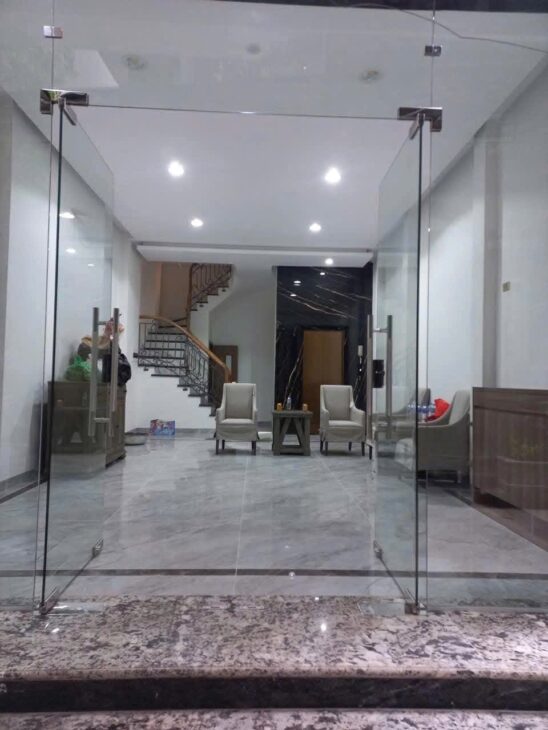 Bán nhà ngõ Kim mã, diện tích 63m2 xây 7 tầng thang máy, nội thất hiện đại, sân thượng view công