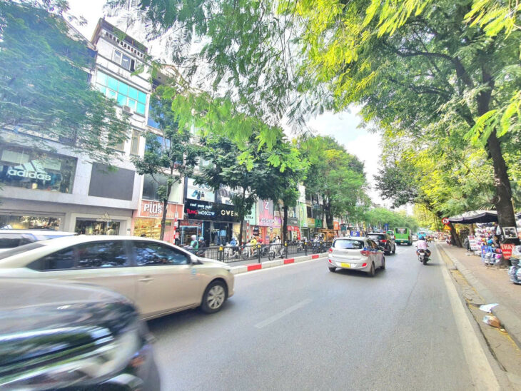 Mặt phố Chùa Bộc,50m2, 4 tầng, mặt tiền 6.2m thang máy vỉa hè đá bóng giá hơn 40 tỷ chút
