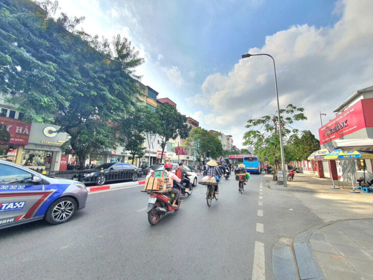 Mặt phố Chùa Bộc,50m2, 4 tầng, mặt tiền 6.2m thang máy vỉa hè đá bóng giá hơn 40 tỷ chút