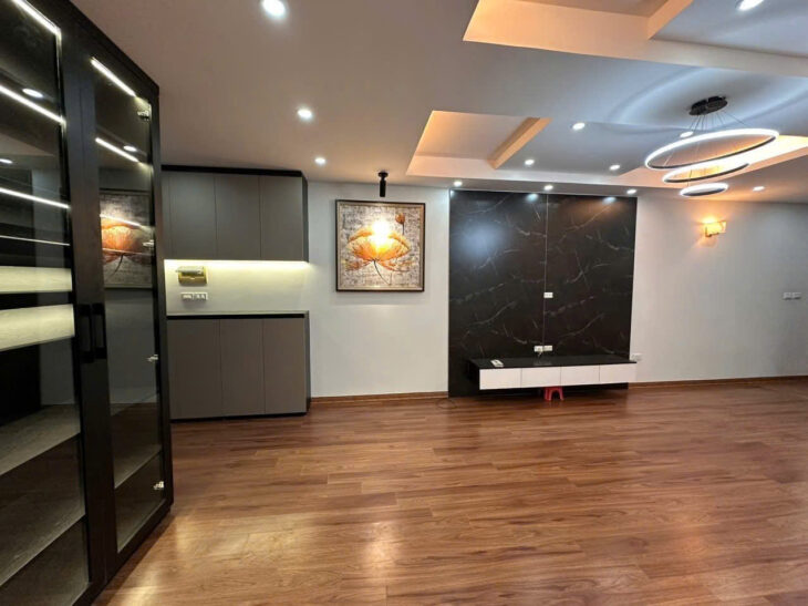 Chính chủ gửi bán căn chung cư lô góc 2 ngủ đẹp thoáng khu Thành Thái, Cầu Giấy, khu vực hiếm nhà