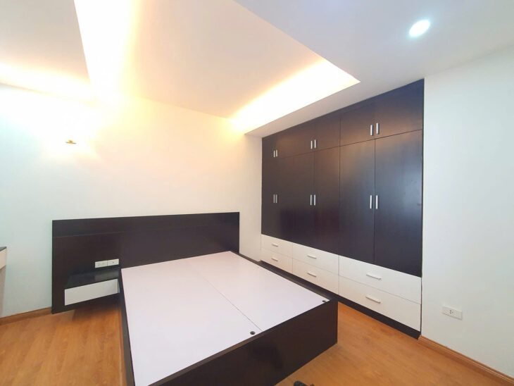 Chính chủ gửi bán căn chung cư lô góc 2 ngủ đẹp thoáng khu Thành Thái, Cầu Giấy, khu vực hiếm nhà