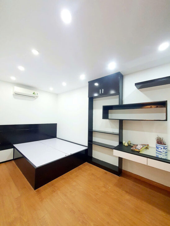 Chính chủ gửi bán căn chung cư lô góc 2 ngủ đẹp thoáng khu Thành Thái, Cầu Giấy, khu vực hiếm nhà