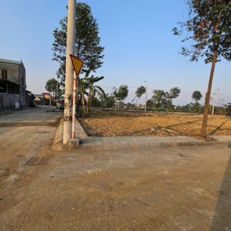 Bán đất đẹp 3 mặt tiền nở hậu vỉa hè rộng Phú Mãn ôtô ngõ thông 79m hơn 2tỷ