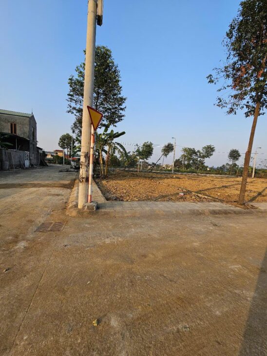 Bán đất đẹp 3 mặt tiền nở hậu vỉa hè rộng Phú Mãn ôtô ngõ thông 79m hơn 2tỷ