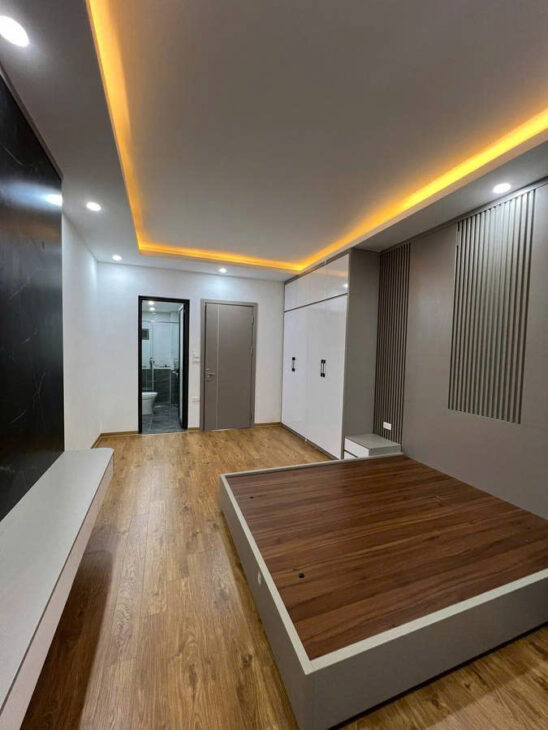 NHÀ MỚI PHỐ CHU HUY MÂN- LONG BIÊN,35M2, 6 TẦNG, MT 4M, 6.5 TỶ.