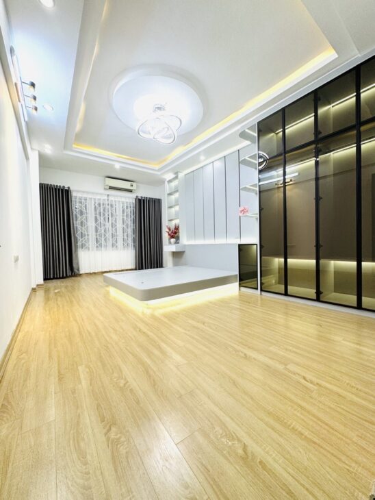 CHƯA ĐẾN 10 TỶ – SỞ HỮU NHÀ HOA HẬU NGUYỄN VĂN CỪ, 42M, 5 TẦNG, GARA Ô TÔ, MẶT NGÕ THÔNG KINH DOANH!