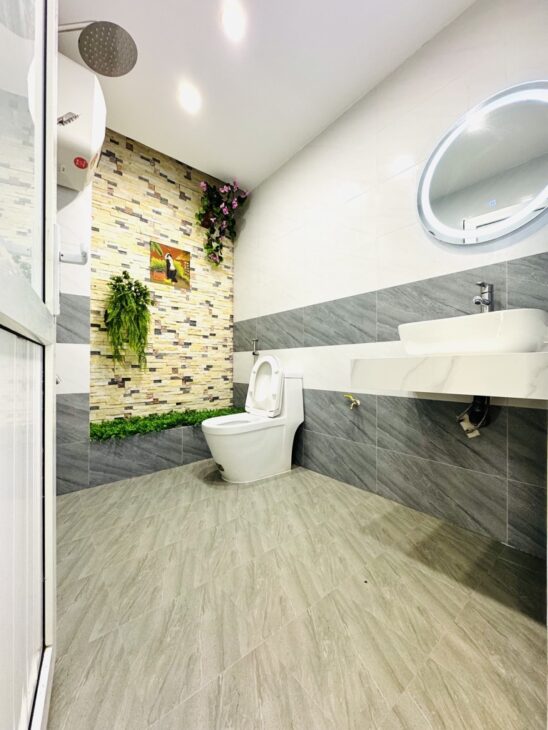 CHƯA ĐẾN 10 TỶ – SỞ HỮU NHÀ HOA HẬU NGUYỄN VĂN CỪ, 42M, 5 TẦNG, GARA Ô TÔ, MẶT NGÕ THÔNG KINH DOANH!