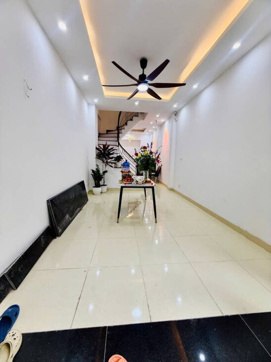 Bán nhà TT Hoàng Mai, 43m2*5T nhà dân xây mới full nội thất, nhỉnh 6 tỷ, Lh 0975666943