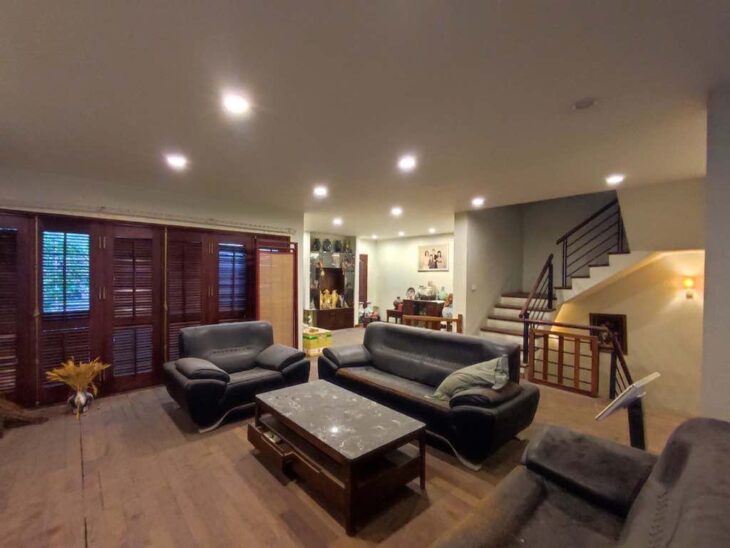 nhà đẹp mặt hồ Hai Bà Trưng, 130m x 4 tầng, mặt tiền 9m, 1 mặt ngõ, vỉa hè, ôtô tránh