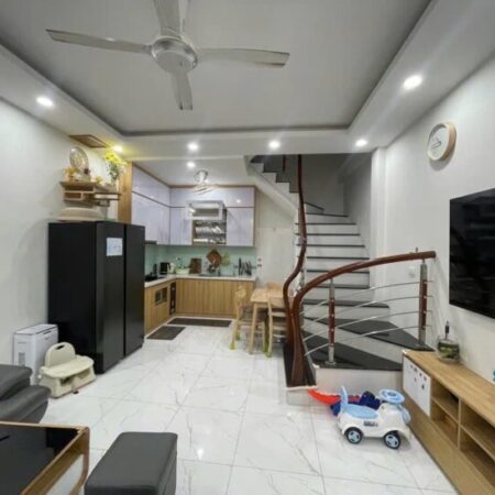 BÁN NHÀ PHỐ GIA QUẤT 40 M2 * 5 TẦNG * 5.4 TỶ , FULL NỘI THẤT