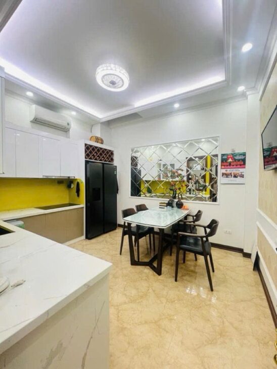 NHÀ ĐẸP TRẦN QUỐC HOÀN – NGÕ THÔNG ÔTÔ TRÁNH, GARA ÔTÔ – KINH DOANH – DÂN TRÍ CAO