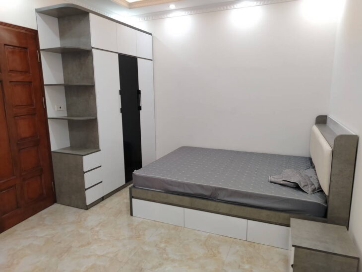 NHÀ MỚI PHỐ NGỌC LÂM- LOGN BIÊN , 33 M2, 5 TẦNG,MT 5.6M, 7.5 TỶ.