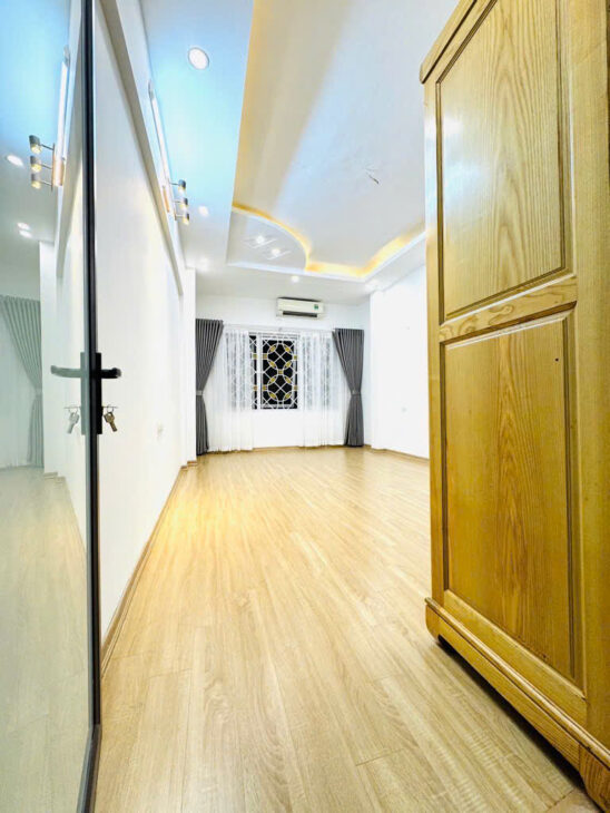 ???? CĂN NHÀ ĐẸP (5,9 tỷ) DT 42 m2, NGÕ THÔNG, CÁCH 40m RA ĐƯỜNG OTO – KHU VIP GIA THUỴ – CẦN BÁN