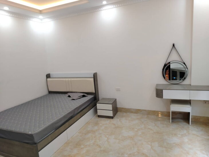 NHÀ MỚI PHỐ NGỌC LÂM- LOGN BIÊN , 33 M2, 5 TẦNG,MT 5.6M, 7.5 TỶ.