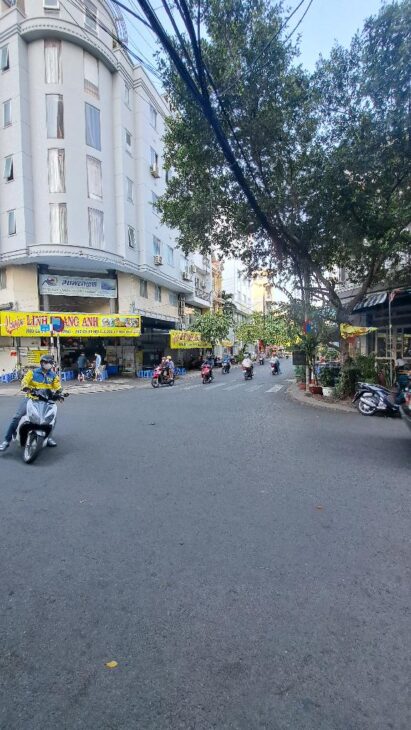 HIẾM. Căn góc 2 mặt tiền đường số, ngang 7m, 117m2, 3 tầng, Phường Tân Quy Quận 7-Gía 35