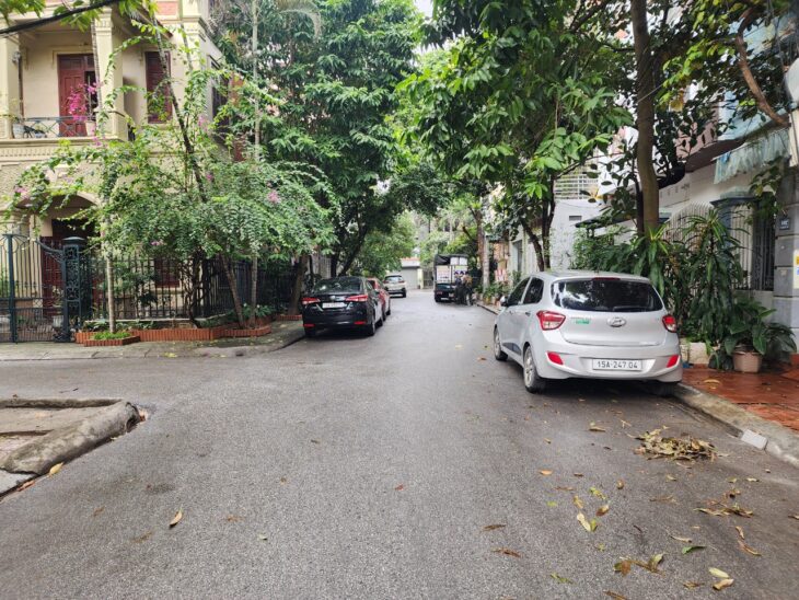 Bán nhà phân lô Tô Vũ – 193 Văn Cao, 82m 3 tầng, đườn 12m, sân cổng, Giá 6.58 tỉ