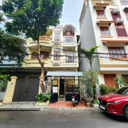 Bán nhà phân lô Tô Vũ – 193 Văn Cao, 82m 3 tầng, đườn 12m, sân cổng, Giá 6.58 tỉ