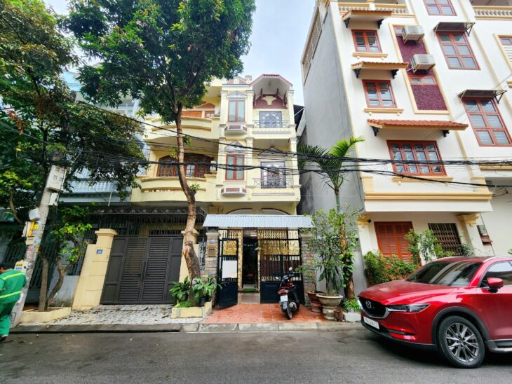 Bán nhà phân lô Tô Vũ – 193 Văn Cao, 82m 3 tầng, đườn 12m, sân cổng, Giá 6.58 tỉ