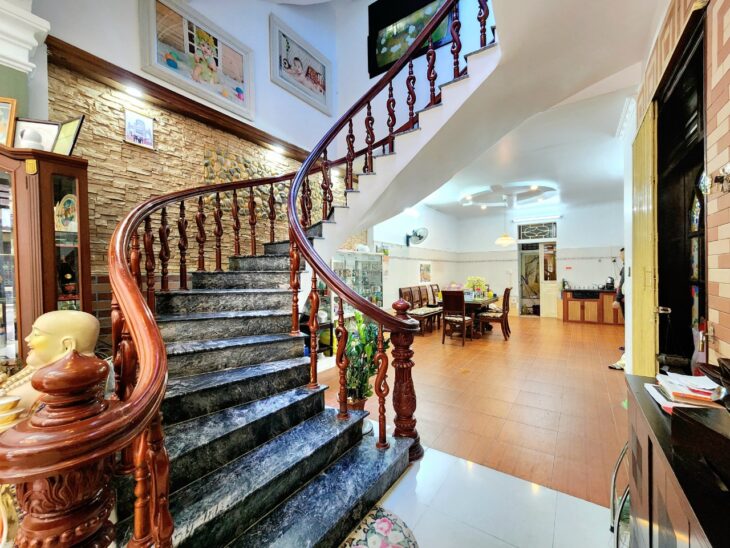 Bán nhà phân lô Tô Vũ – 193 Văn Cao, 82m 3 tầng, đườn 12m, sân cổng, Giá 6.58 tỉ