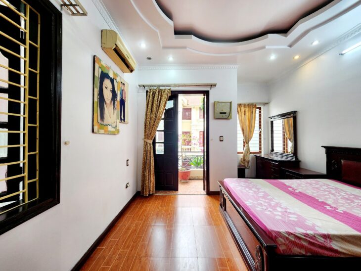 Bán nhà phân lô Tô Vũ – 193 Văn Cao, 82m 3 tầng, đườn 12m, sân cổng, Giá 6.58 tỉ